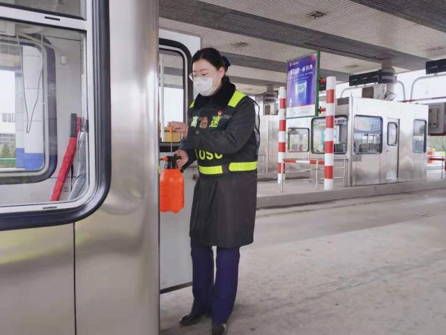 淮南西站的凡文欣，作為一名“90后”團(tuán)干部，始終堅(jiān)守一線戰(zhàn)疫情.jpg