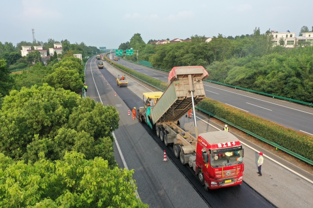 7月15日，滬武高速馬巢段進(jìn)行單車道路面銑刨重鋪?zhàn)鳂I(yè)。.png