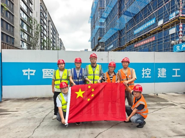 交控建工集團合肥濱科城項目開展“我和國旗合影”活動.png